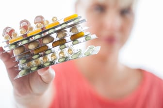 Medikamententests: Eine Frau hält Tablettenpackungen in der Hand