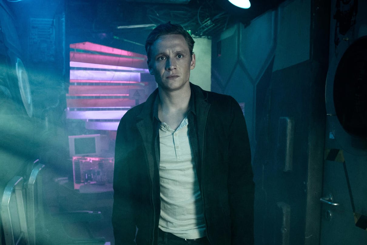 Matthias Schweighöfer spielt in der neuen Amazon-Serie "You Are Wanted" einen Hotelmanager, dessen Online-Identität geraubt wurde.