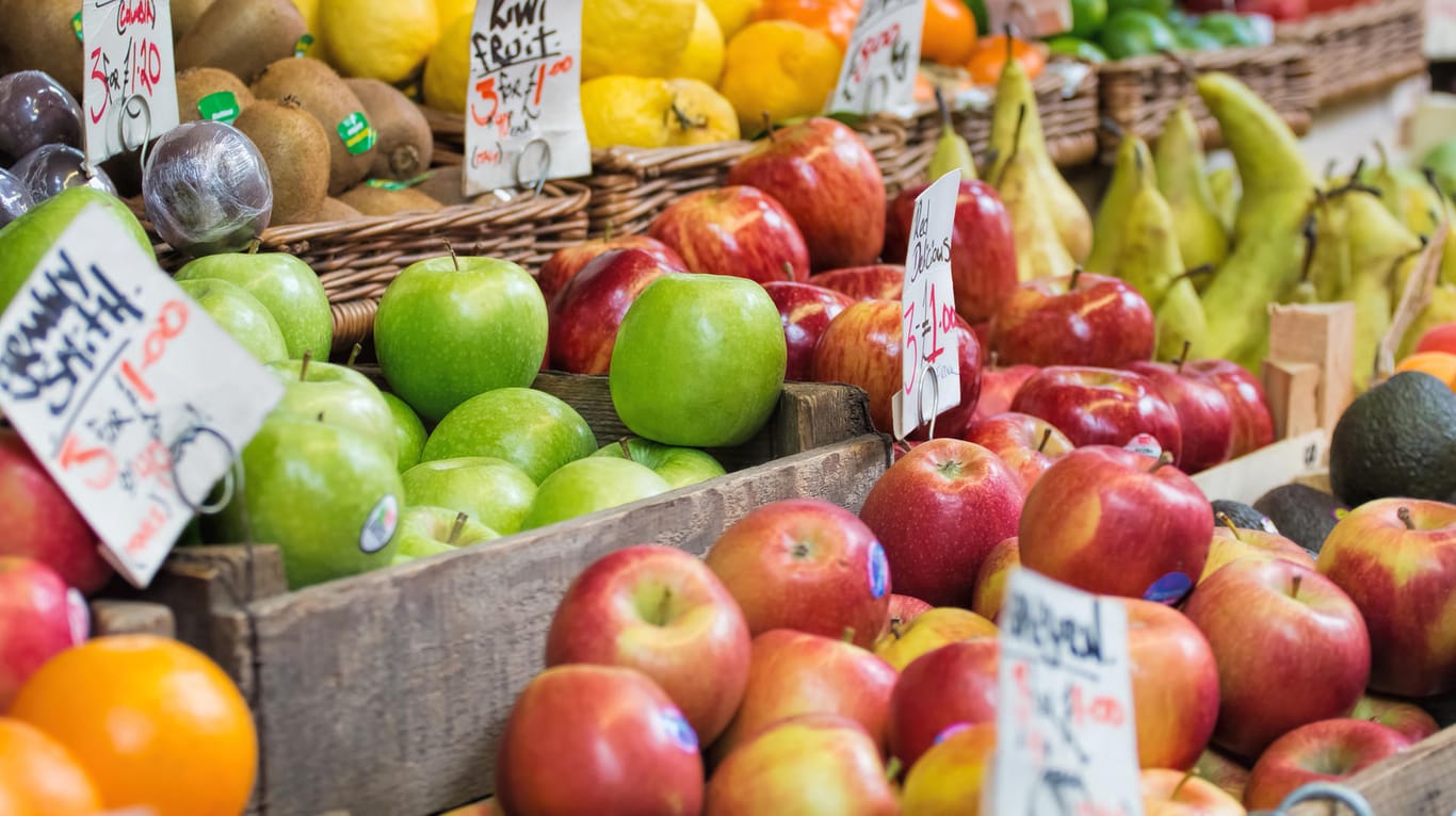 Äpfel, Birnen und andere Früchte auf einem Markt