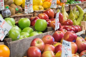 Äpfel, Birnen und andere Früchte auf einem Markt