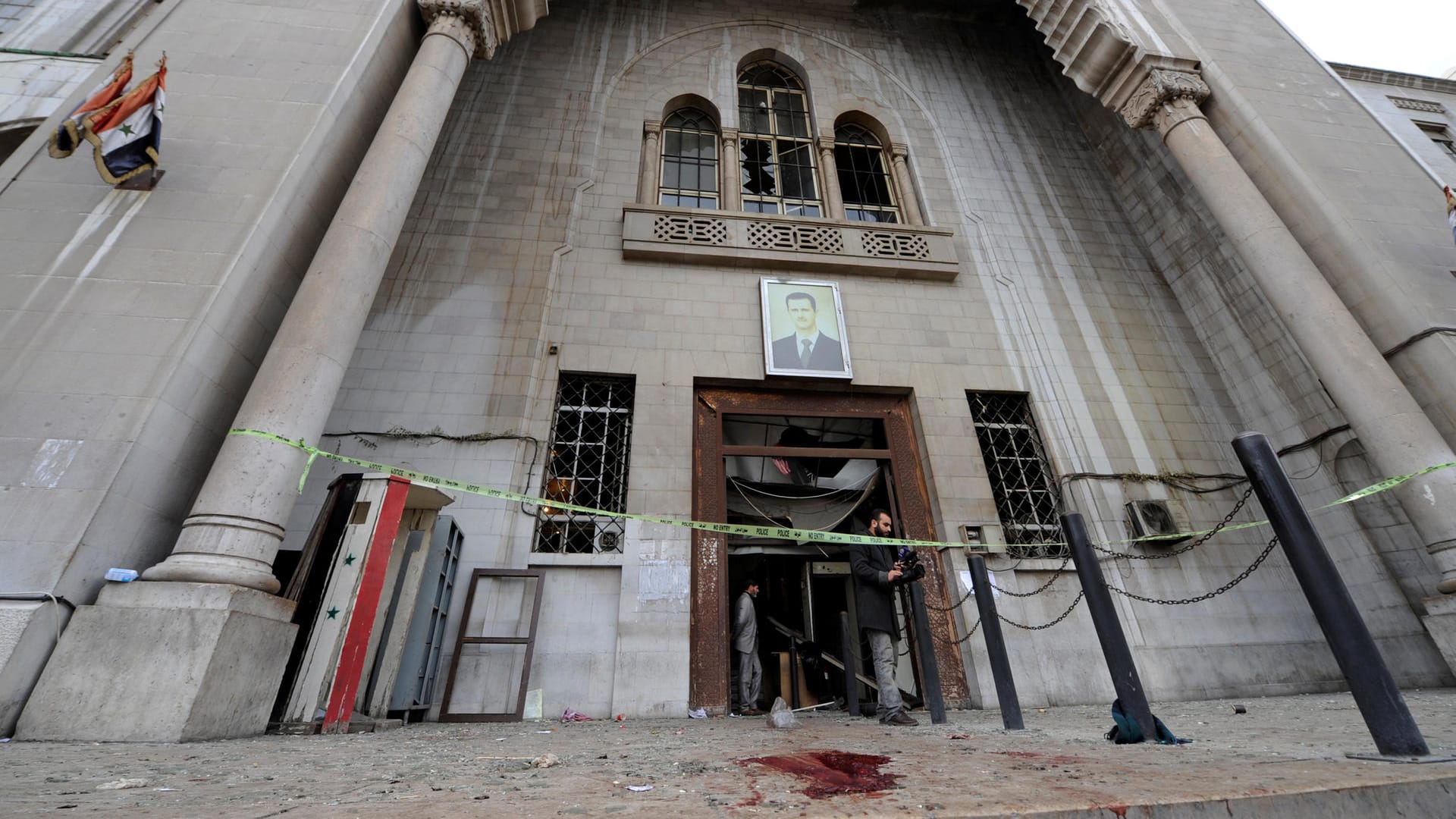 Blood stains the ground near a police line after a suicide blast, at the entrance of the Palace of Justice in DamascusDer Justizpalast in Damaskus: Hier sprengte sich einer der beiden Selbstmordattentäter in die Luft.