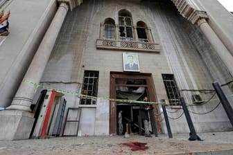 Blood stains the ground near a police line after a suicide blast, at the entrance of the Palace of Justice in DamascusDer Justizpalast in Damaskus: Hier sprengte sich einer der beiden Selbstmordattentäter in die Luft.