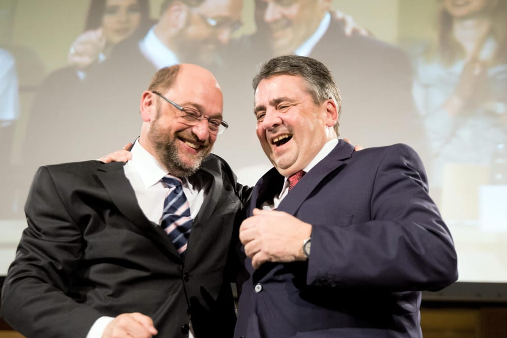 Der scheidende SPD-Parteivorsitzende Sigmar Gabriel und sein Nachfolger und Kanzlerkandidat Martin Schulz bei der SPD-Delegiertenkonferenz in Wolfenbüttel.