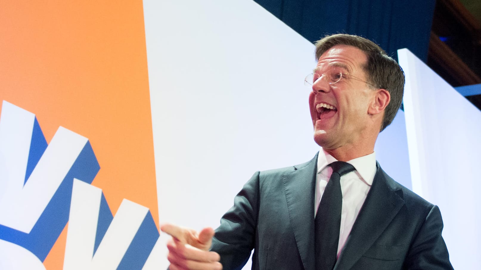 Der amtierende Ministerpräsident und Wahlgewinner in den Niederlanden, Mark Rutte, freut sich sichtlich. Der amtierende Ministerpräsident und Wahlgewinner in den Niederlanden, Mark Rutte, freut sich sichtlich.