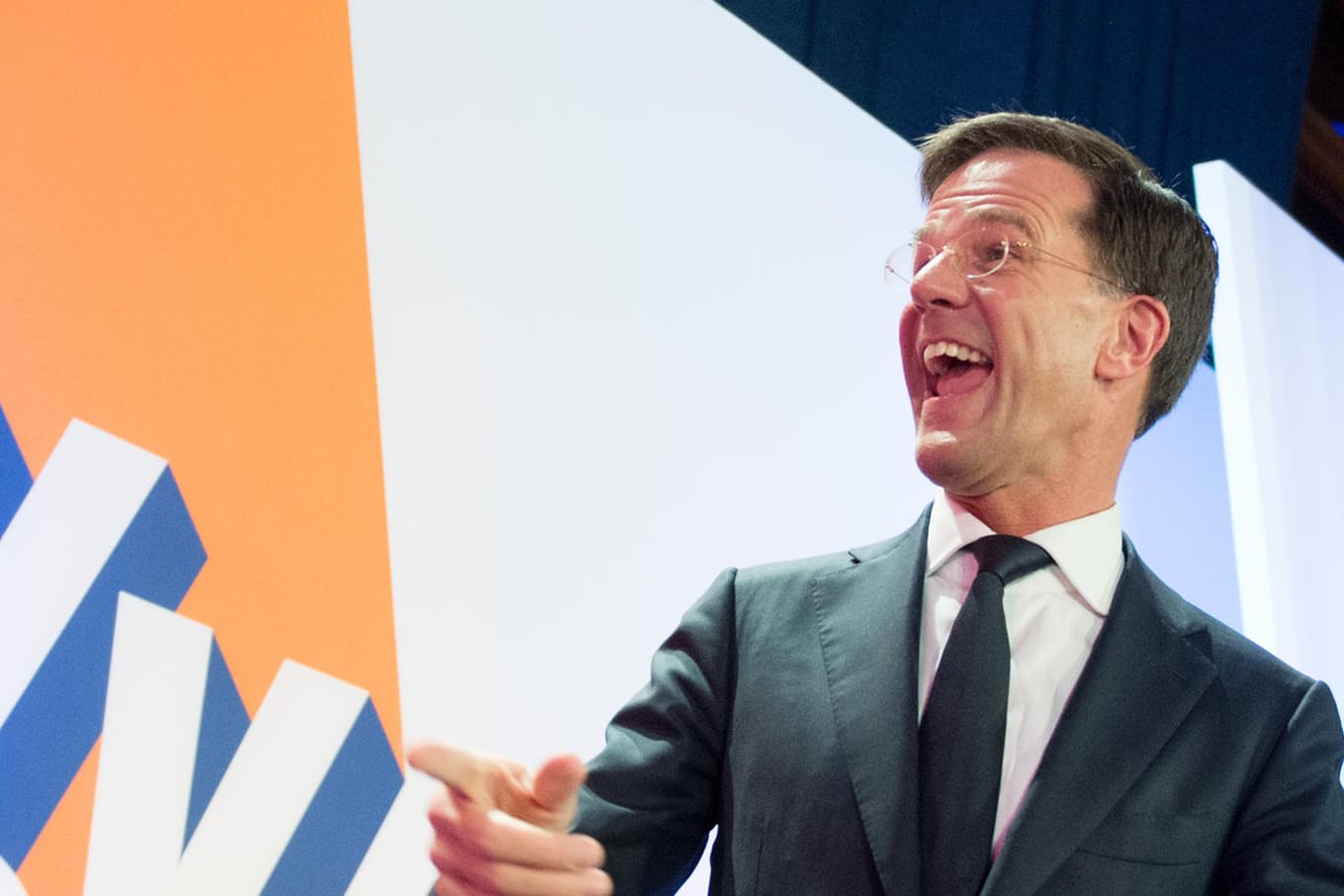 Der amtierende Ministerpräsident und Wahlgewinner in den Niederlanden, Mark Rutte, freut sich sichtlich.