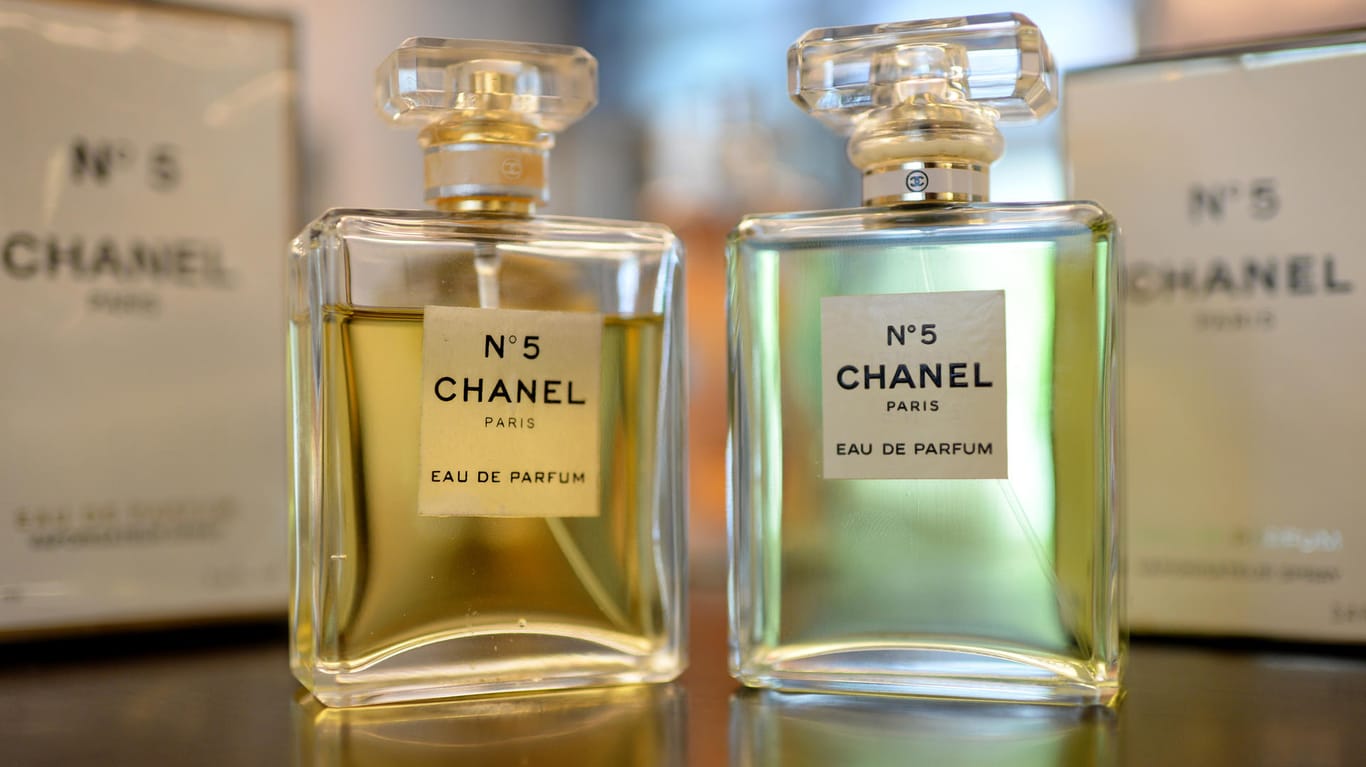 Die Fälschung eines Chanel-Parfums ist neben dem Original zu sehen