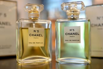 Die Fälschung eines Chanel-Parfums ist neben dem Original zu sehen