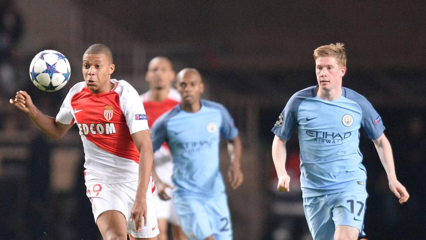 Kylian Mbappe (l.) läuft Manchesters Kevin De Bruyne davon.