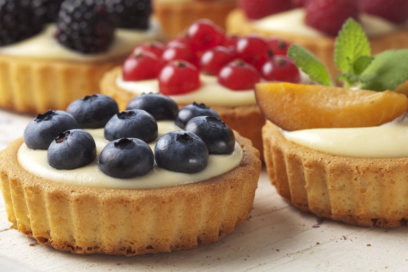 Pasticcini: Kleine Törtchen verziert mit Früchten