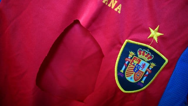 Auch das EM-Trikot des spanischen Fußball-Nationalteams von 2012 wurde einem Test unterzogen. Auch das EM-Trikot des spanischen Fußball-Nationalteams von 2012 wurde einem Test unterzogen.