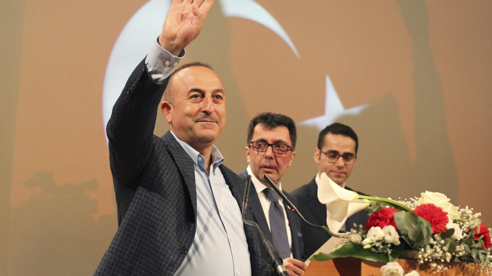 Der türkische Außenminister Mevlüt Cavusoglu ist derzeit auf Wahlkampftour für Erdogans umstrittene Verfassungsreform.