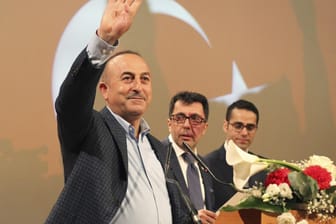 Der türkische Außenminister Mevlüt Cavusoglu ist derzeit auf Wahlkampftour für Erdogans umstrittene Verfassungsreform.