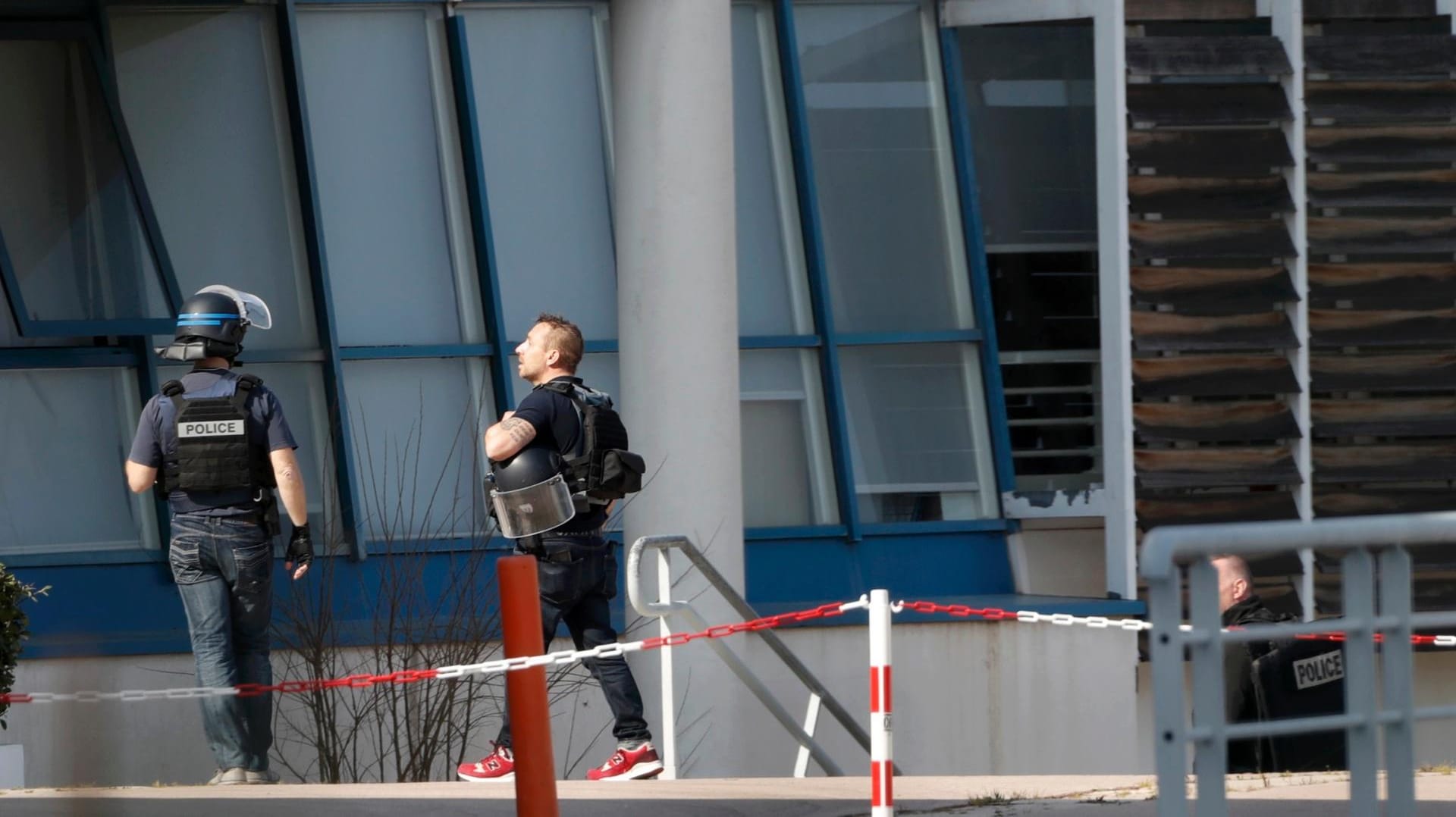 Polizisten vor dem Lycée Alexis de Tocqueville im französischen Grasse.