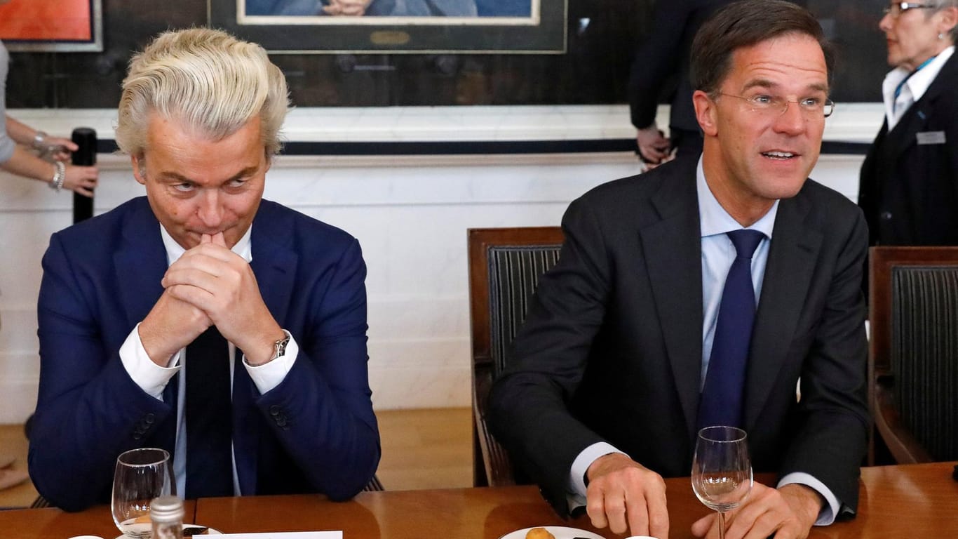 Den Sieg bei der Parlamentswahl hat Geert Wilders (l.) gegen Ministerpräsident Mark Rutte verpasst, die Politik in den Niederlanden wird er aber weiterhin mitbestimmen.