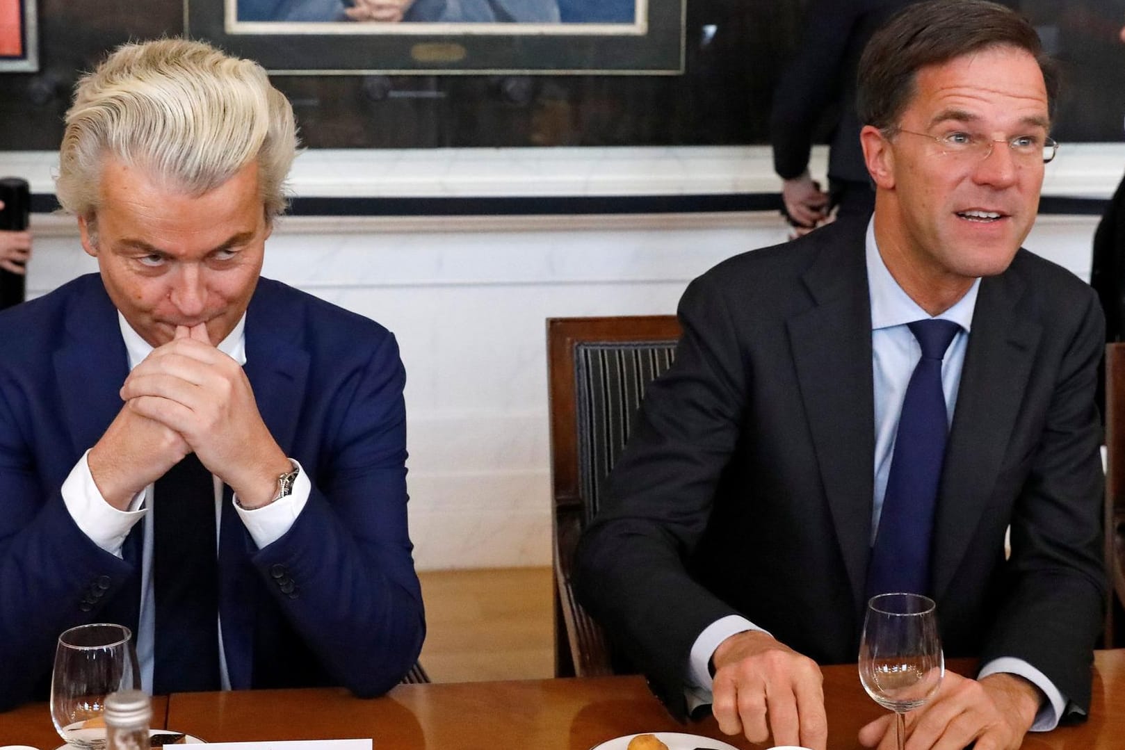 Den Sieg bei der Parlamentswahl hat Geert Wilders (l.) gegen Ministerpräsident Mark Rutte verpasst, die Politik in den Niederlanden wird er aber weiterhin mitbestimmen.