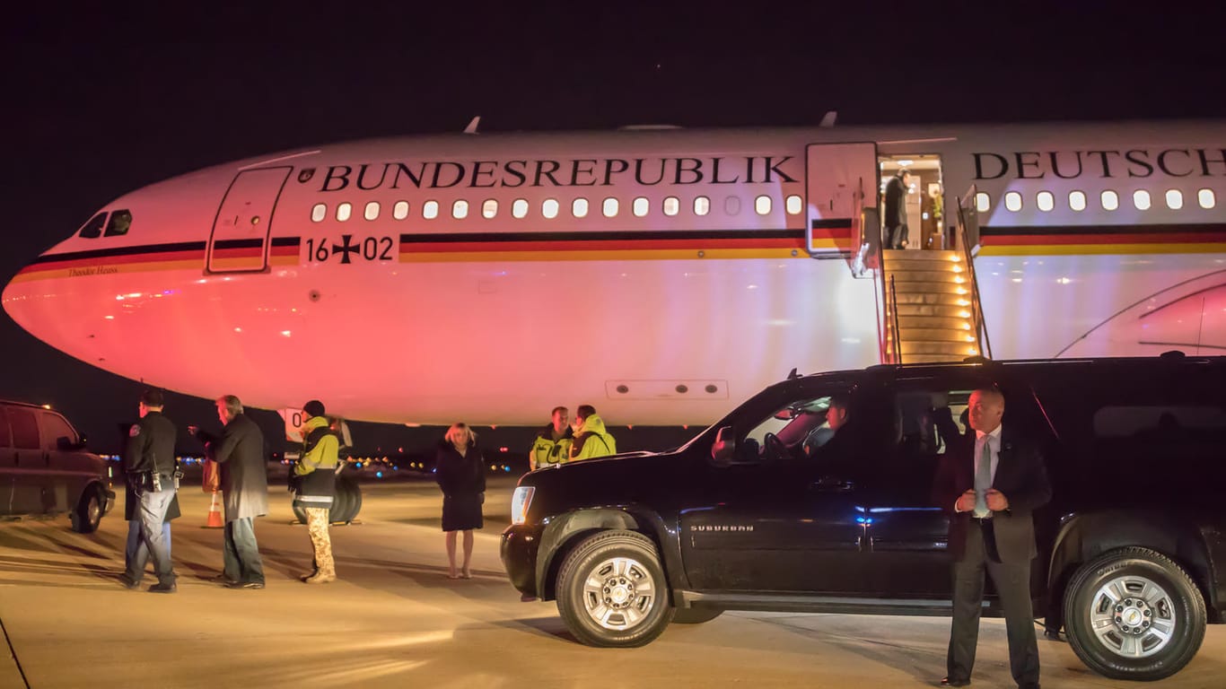 Der Airbus und die Limousine der Kanzlerin stehen in Washington in den USA auf dem Flugfeld.