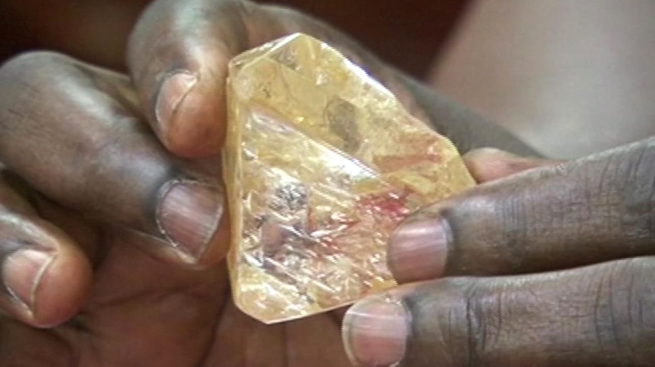 Der Präsident von Sierra Leone, Ernest Koroma, hält das teure Stück in den Händen. Der Präsident von Sierra Leone, Ernest Koroma, hält das teure Stück in den Händen.