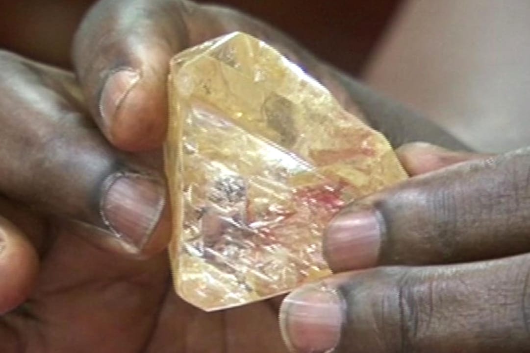 Der Präsident von Sierra Leone, Ernest Koroma, hält das teure Stück in den Händen.
