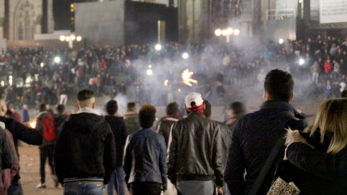 Feiernde Menschen in der Silvesternacht 2015 auf dem Vorplatz des Hauptbahnhofs in Köln.