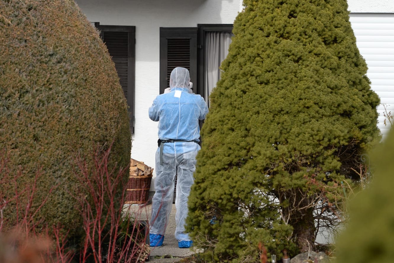 Ein Mitarbeiter der Spurensicherung steht vor einem Haus in Höfen bei Königsdorf in Bayern.
