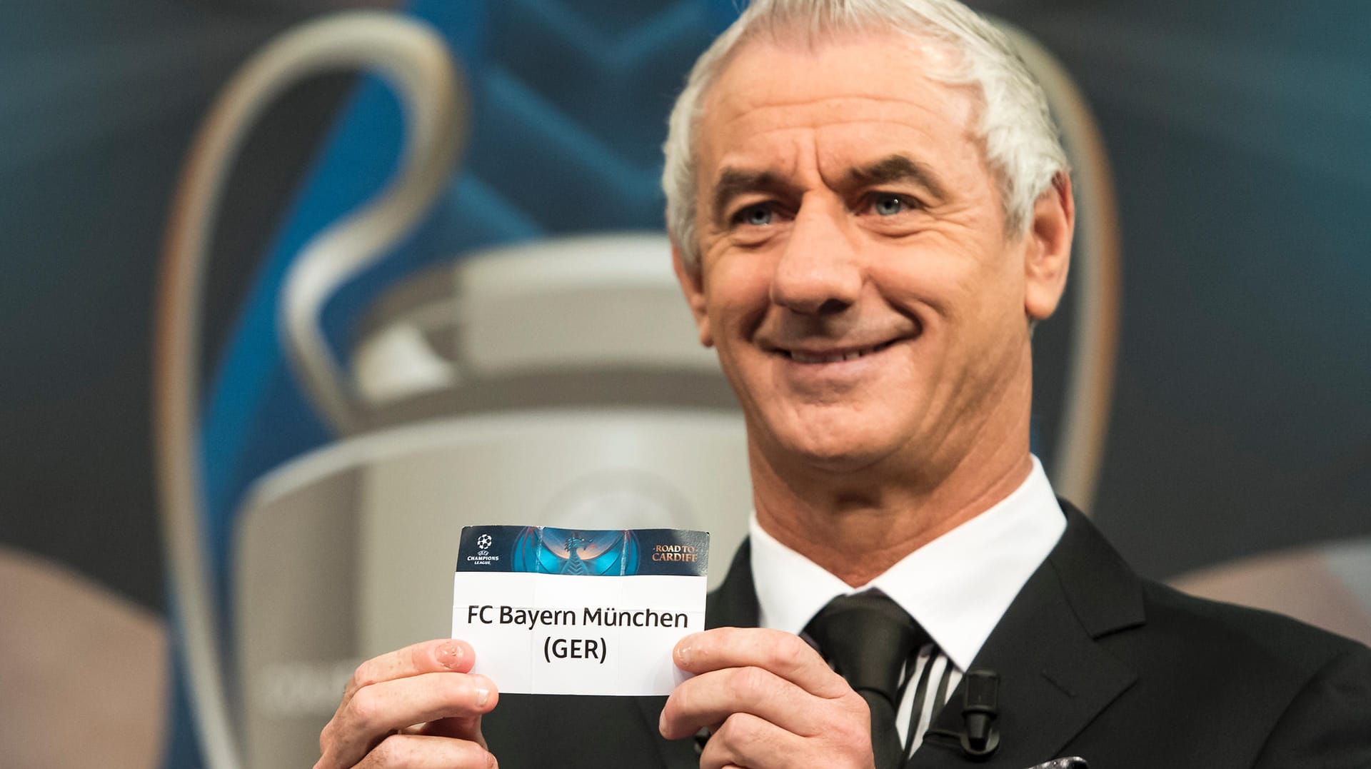 Der ehemalige walisische Fußballspieler, Ian Rush, hält das Los des deutschen Fußball-Meisters FC Bayern München.