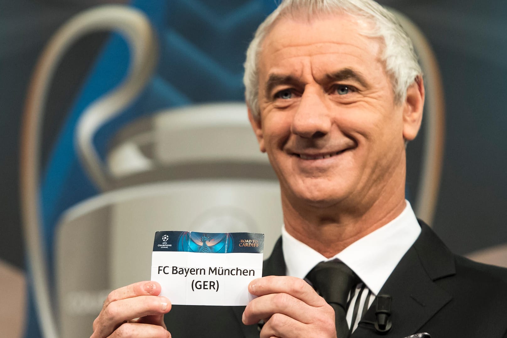 Der ehemalige walisische Fußballspieler, Ian Rush, hält das Los des deutschen Fußball-Meisters FC Bayern München.