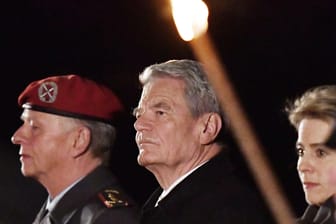 Bundespräsident Joachim Gauck (M) steht zusammen mit Verteidigungsministerin Ursula von der Leyen und Volker Wieker, dem Generalinspekteur der Bundeswehr, bei seiner Verabschiedung am Schloss Bellevue.