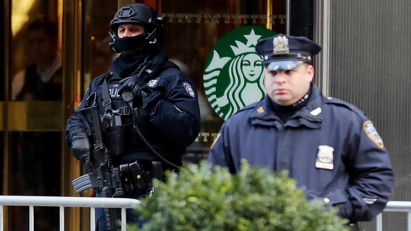 Schwer bewaffnete Polizisten bewachen den Trump Tower in New York.