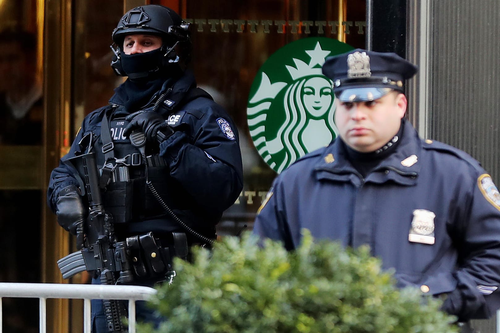 Schwer bewaffnete Polizisten bewachen den Trump Tower in New York.