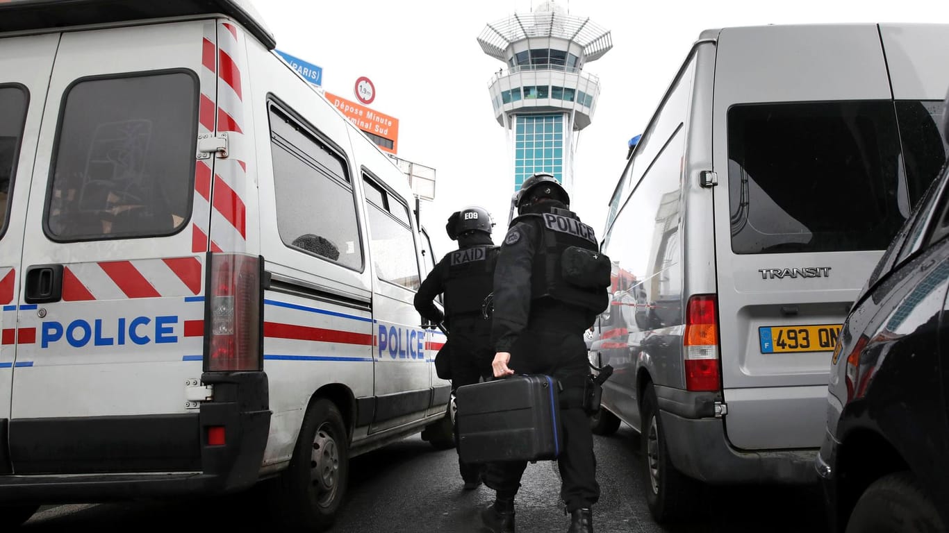 Polizei am Pariser Flughafen Orly.