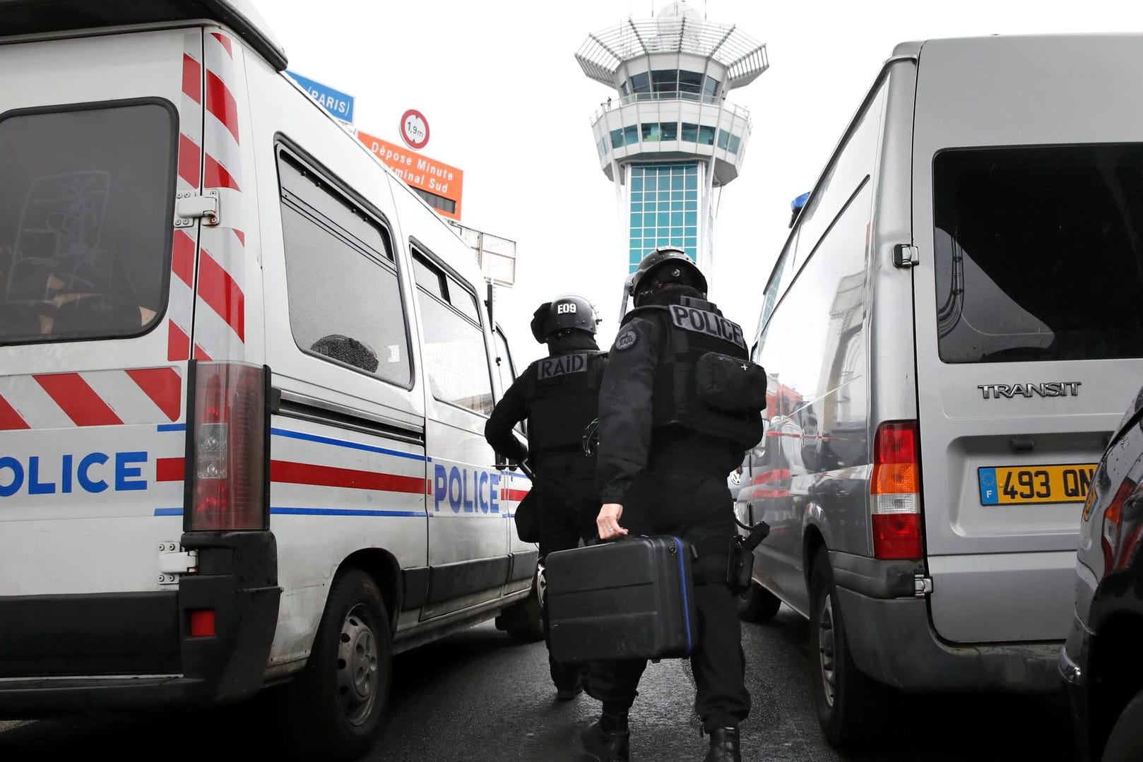 Polizei am Pariser Flughafen Orly.