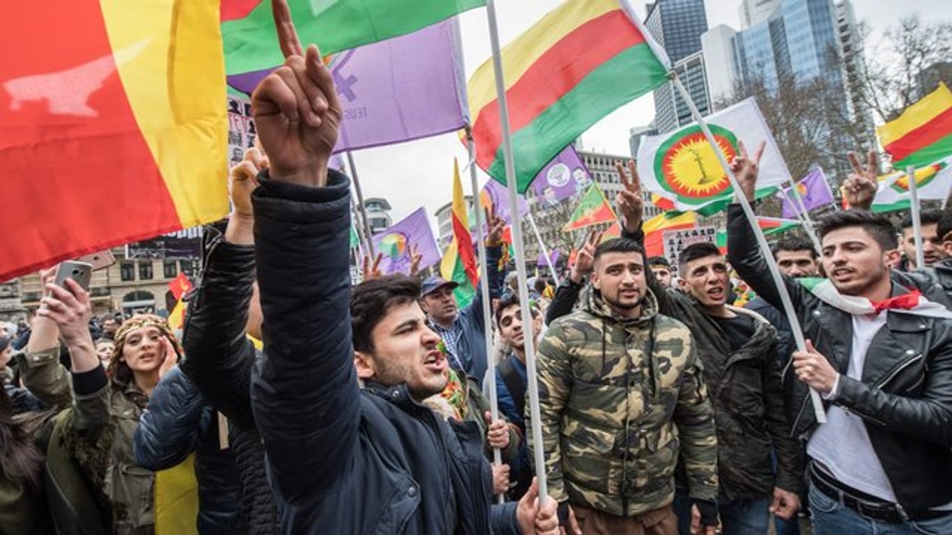 Kurdische Demonstranten während einer Kundgebung zum kurdischen Frühjahrsfest in Frankfurt am Main.