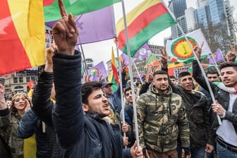 Kurdische Demonstranten während einer Kundgebung zum kurdischen Frühjahrsfest in Frankfurt am Main.