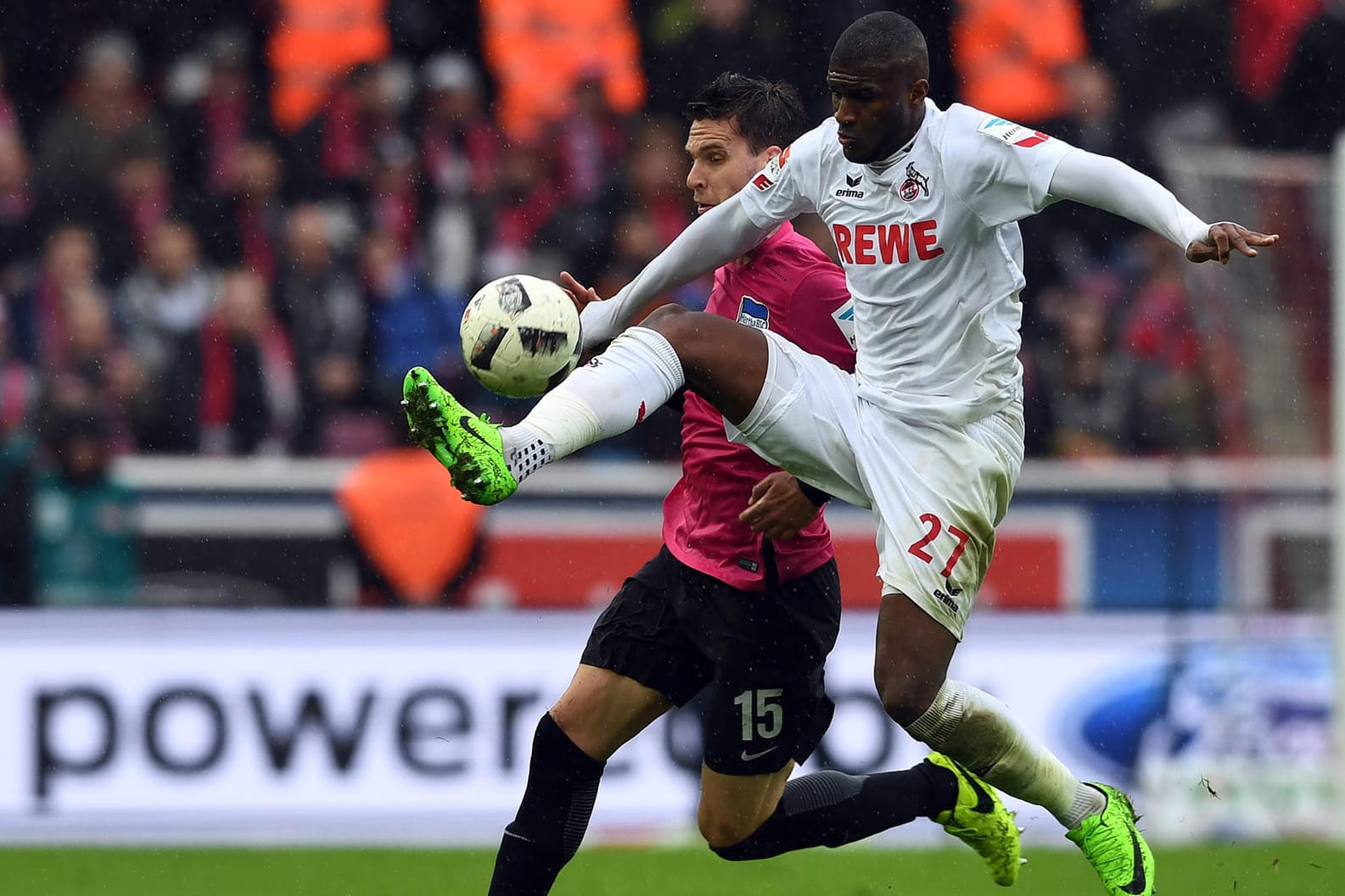 1. FC Köln - Hertha BSC: Modeste ist vor Langkamp (l.) am Ball