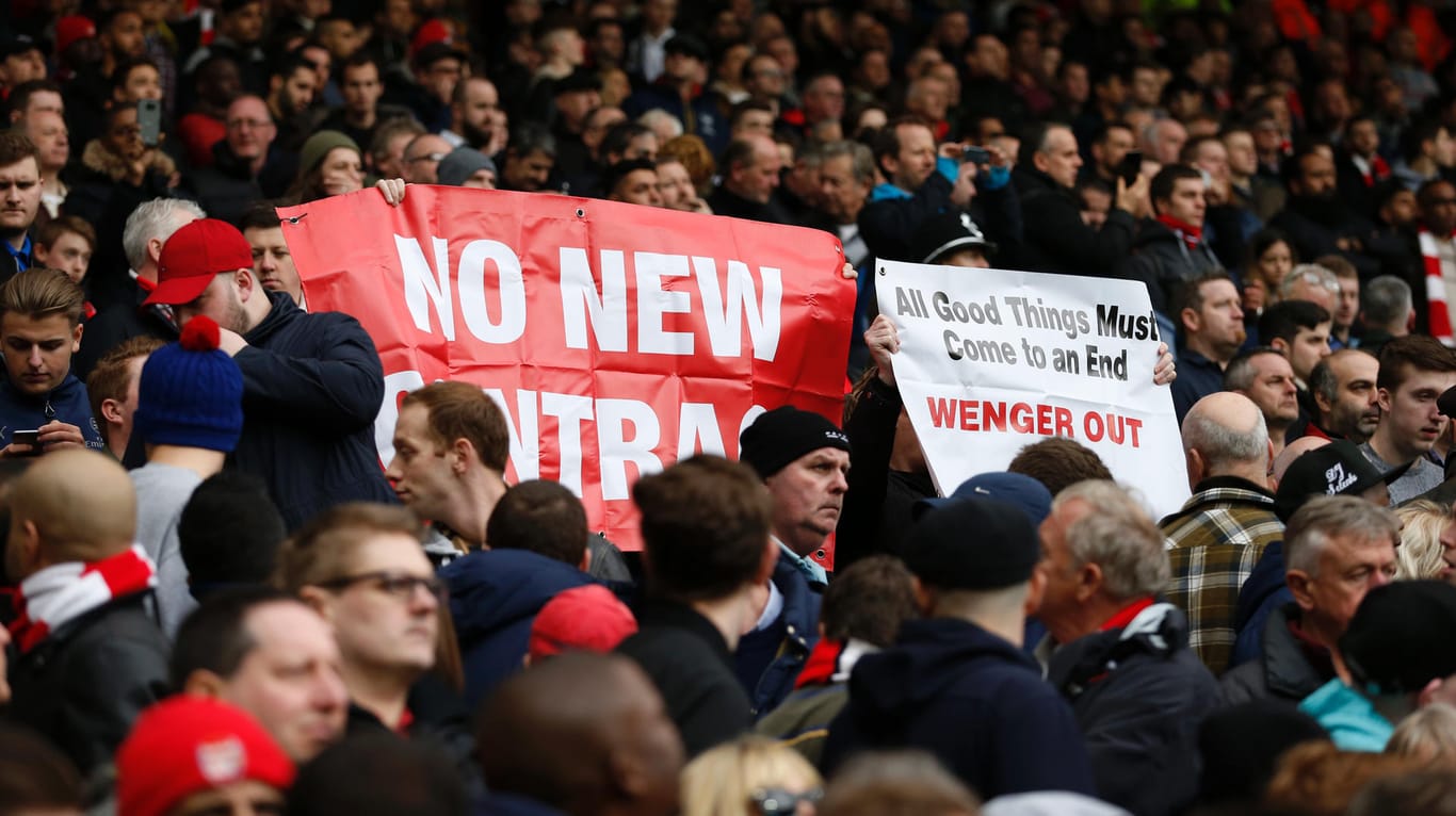 Arsenal-Fans zeigen Trainer Wenger deutlich ihre Meinung.
