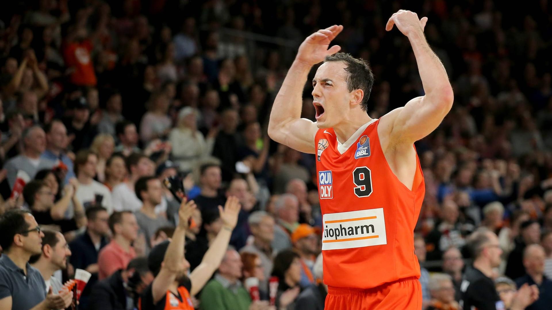 ratiopharm-Guard Karsten Tadda feiert mit den Fans den Sieg über ALBA Berlin.