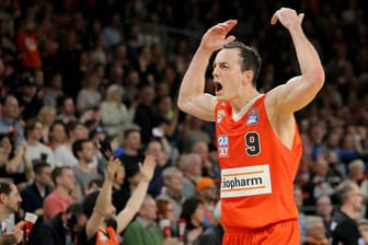 ratiopharm-Guard Karsten Tadda feiert mit den Fans den Sieg über ALBA Berlin.