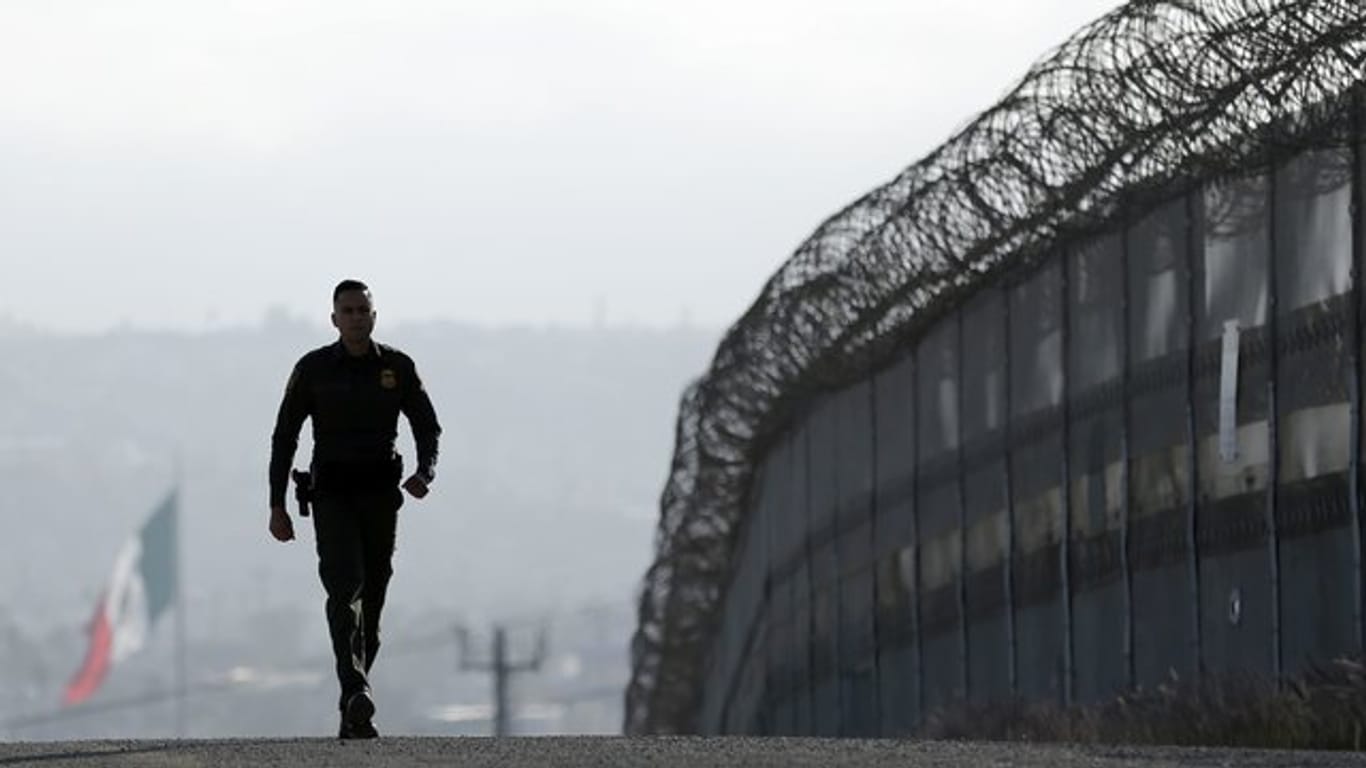 Das Prestigeprojekt der Trump-Regierung, die Mauer zu Mexiko, soll zwischen 5,40 bis 9,10 Meter hoch sein.