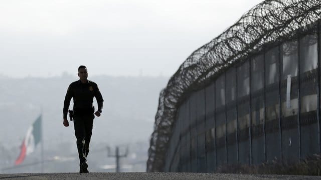 Das Prestigeprojekt der Trump-Regierung, die Mauer zu Mexiko, soll zwischen 5,40 bis 9,10 Meter hoch sein. Das Prestigeprojekt der Trump-Regierung, die Mauer zu Mexiko, soll zwischen 5,40 bis 9,10 Meter hoch sein.