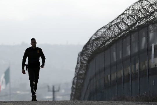 Das Prestigeprojekt der Trump-Regierung, die Mauer zu Mexiko, soll zwischen 5,40 bis 9,10 Meter hoch sein.