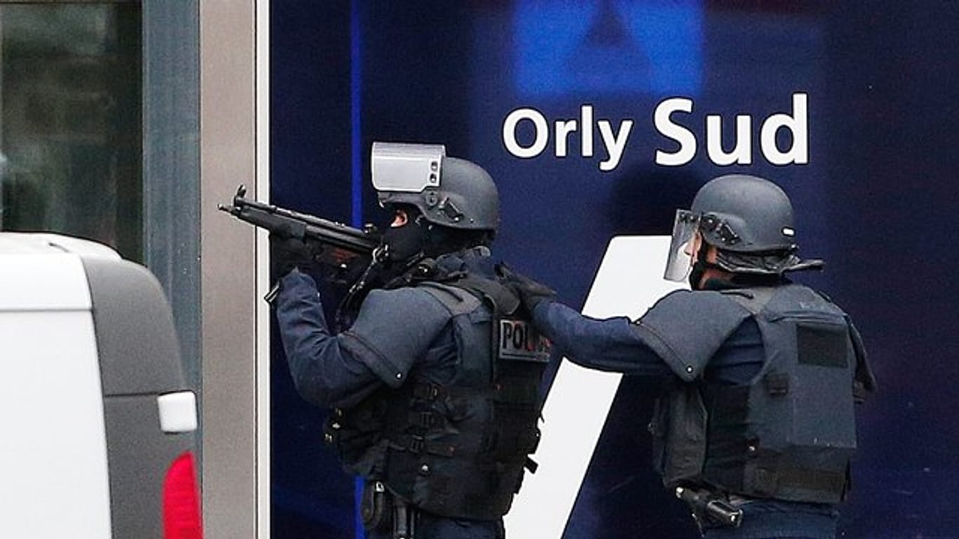 Spezialkräfte der französischen Polizei am Samstag bei dem Einsatz am Pariser Flughafen Orly.