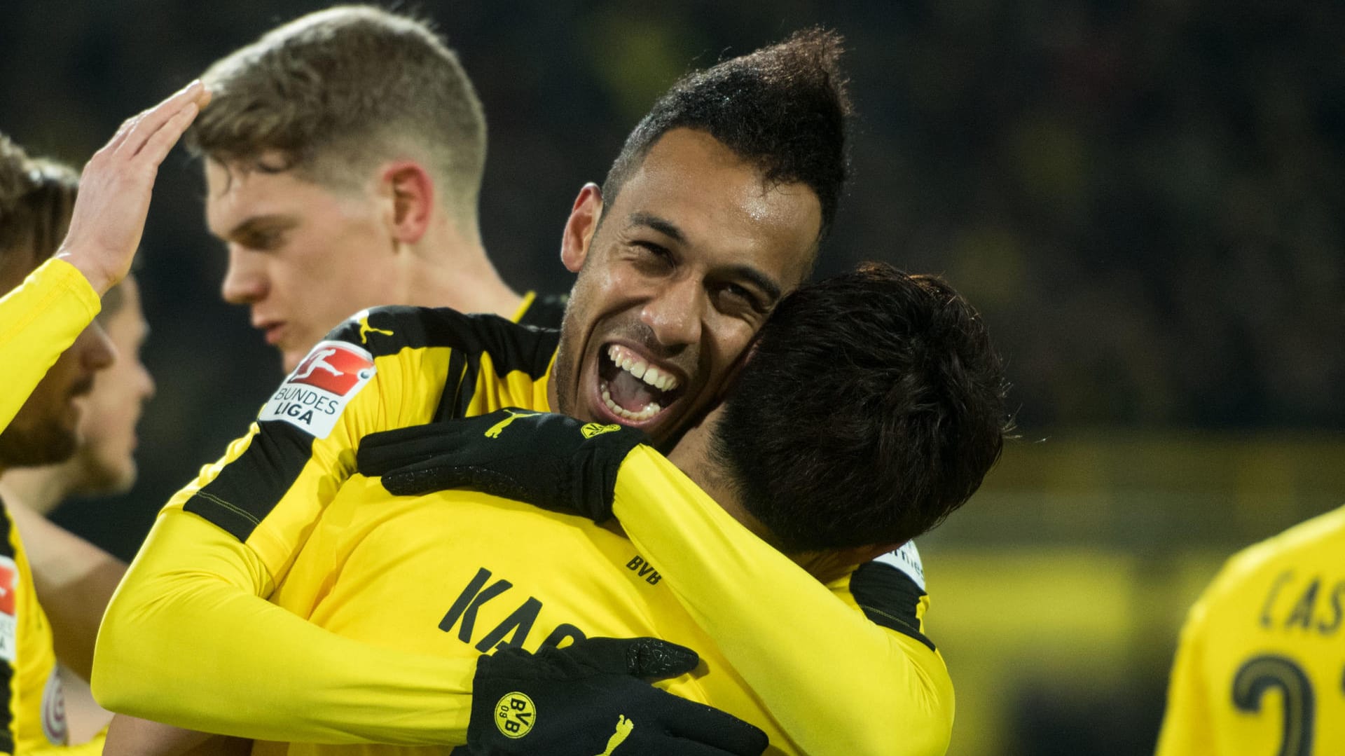 Dortmunds Pierre-Emerick Aubameyang jubelt mit Shinji Kagawa über seinen Treffer zum 1:0 gegen Ingolstadt. Dortmunds Pierre-Emerick Aubameyang jubelt mit Shinji Kagawa über seinen Treffer zum 1:0 gegen Ingolstadt.