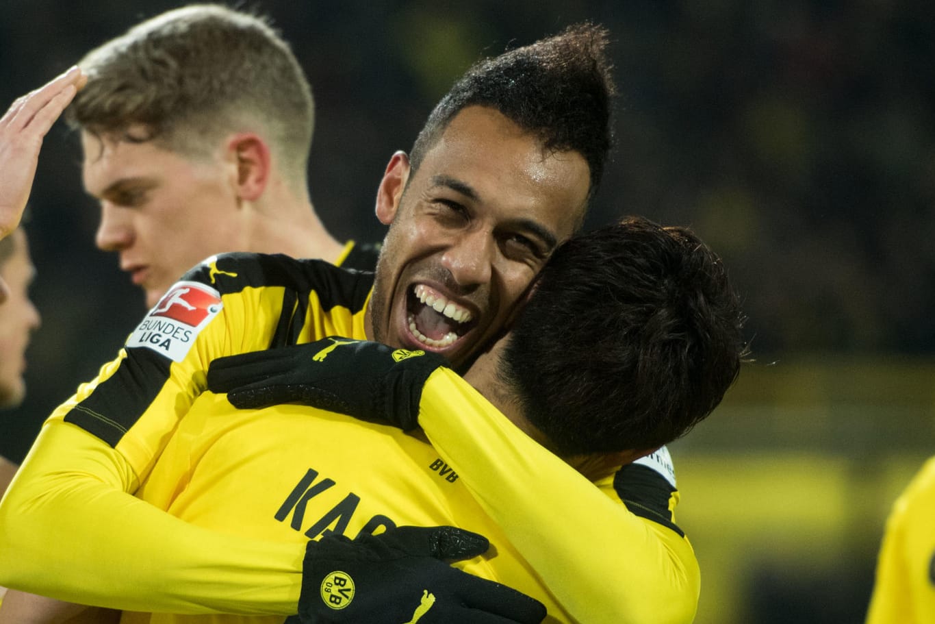 Dortmunds Pierre-Emerick Aubameyang jubelt mit Shinji Kagawa über seinen Treffer zum 1:0 gegen Ingolstadt.
