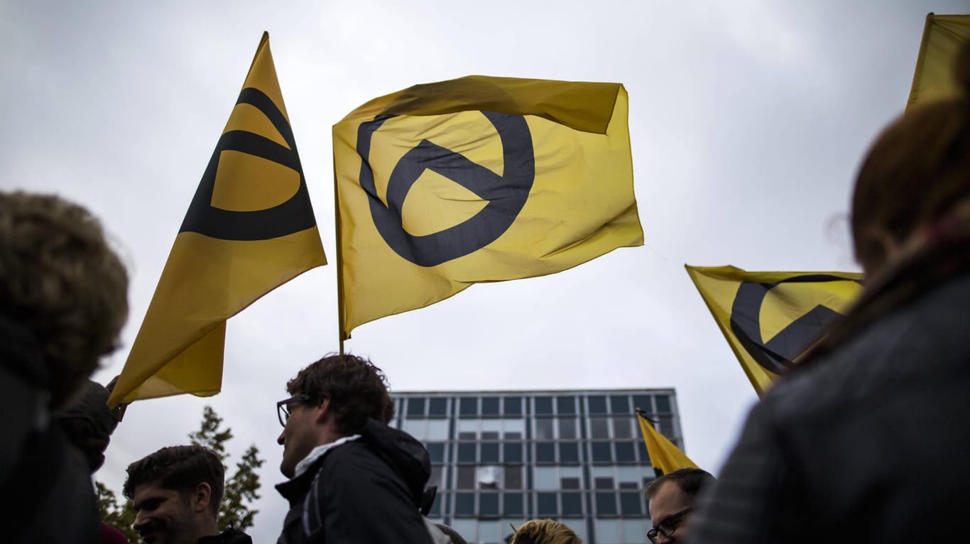 Die Ein-Prozent-Bewegung, der Nähe zur Identitären Bewegung nachgesagt wird, am Rande einer Pegida-Demonstration in Dresden.