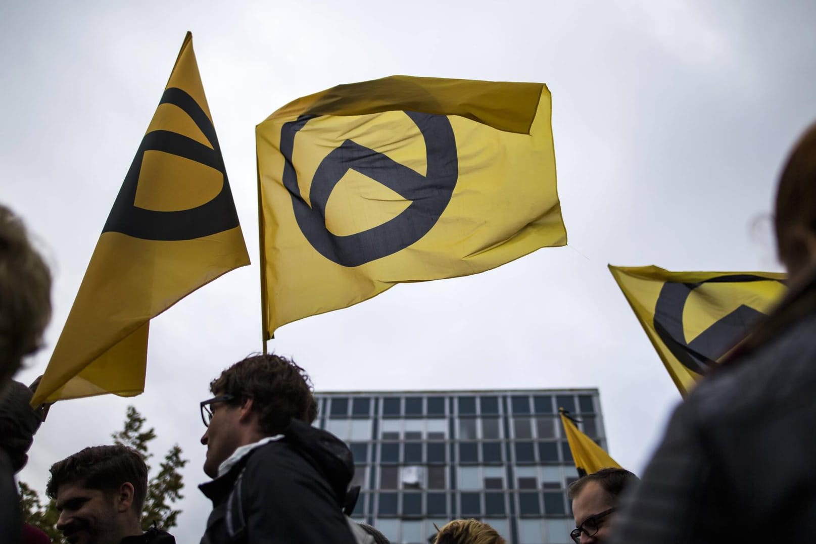 Die Ein-Prozent-Bewegung, der Nähe zur Identitären Bewegung nachgesagt wird, am Rande einer Pegida-Demonstration in Dresden.