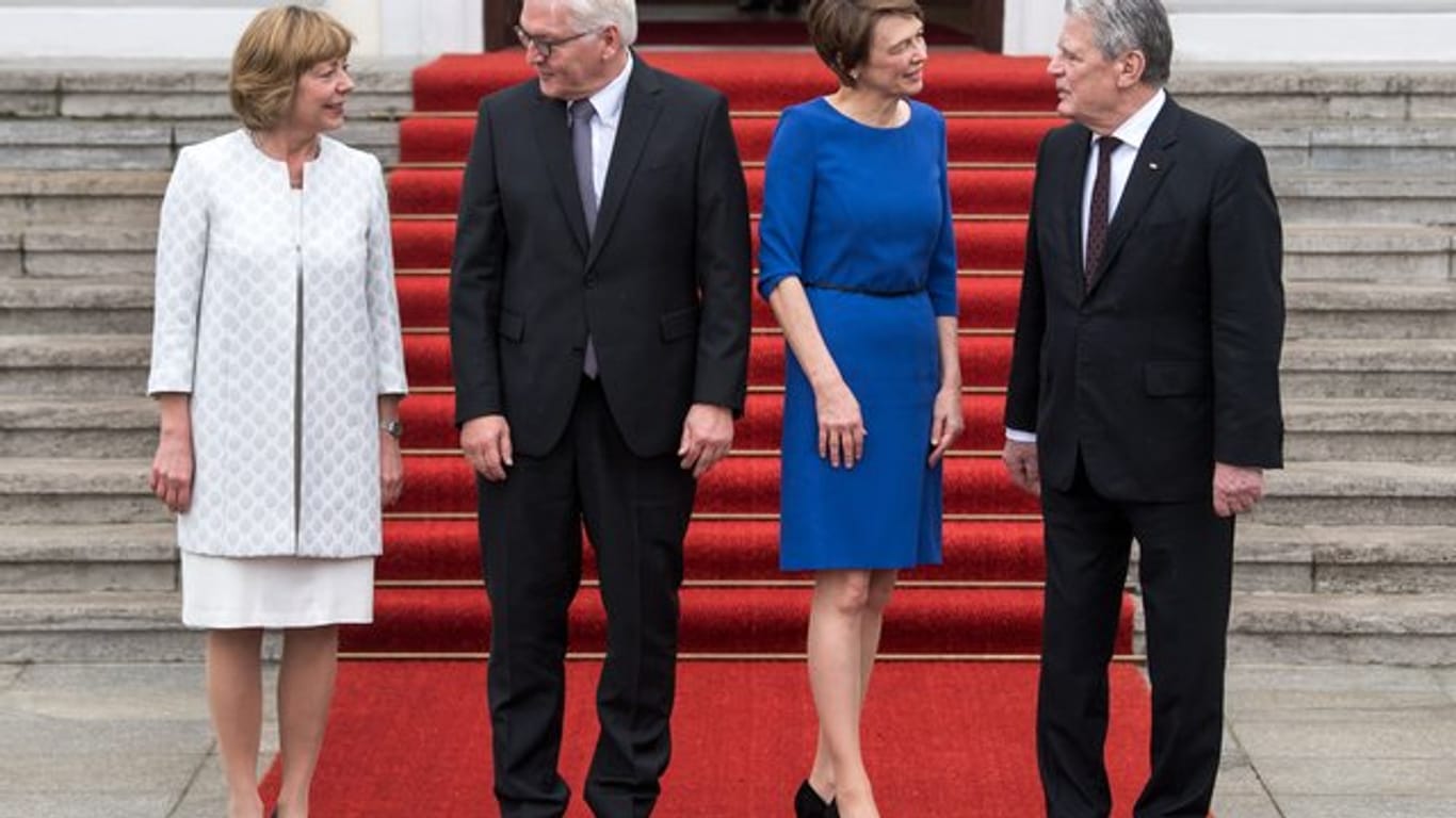 Der ehemalige Bundespräsident Joachim Gauck (r) und seine Lebensgefährtin Daniela Schadt (l) begrüßen den neuen Bundespräsidenten Frank-Walter Steinmeier und seine Frau Elke Büdenbender zur symbolischen Amtsübergabe am Schloss Bellevue.