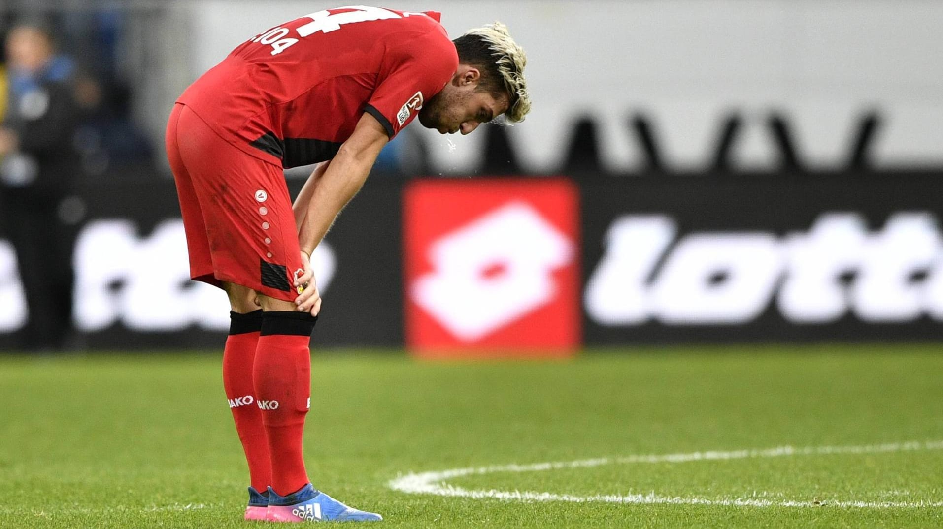 Hängende Köpfe bei Bayer Leverkusen: In Hoffenheim setzte die Werkself ihre Pleitenserie fort. Hängende Köpfe bei Bayer Leverkusen: In Hoffenheim setzte die Werkself ihre Pleitenserie fort.