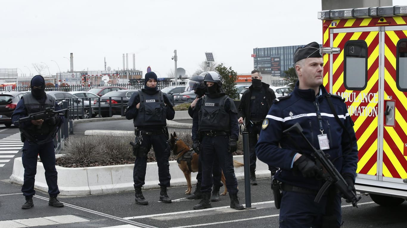 Nach dere Attacke auf eine Soldatin am Pariser Flughafen Orly sichern Einsatzkräfte das Gelände.