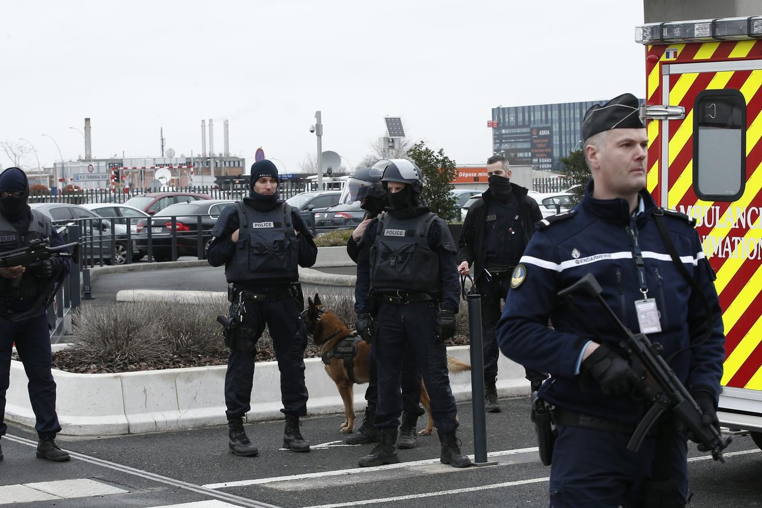 Nach dere Attacke auf eine Soldatin am Pariser Flughafen Orly sichern Einsatzkräfte das Gelände.