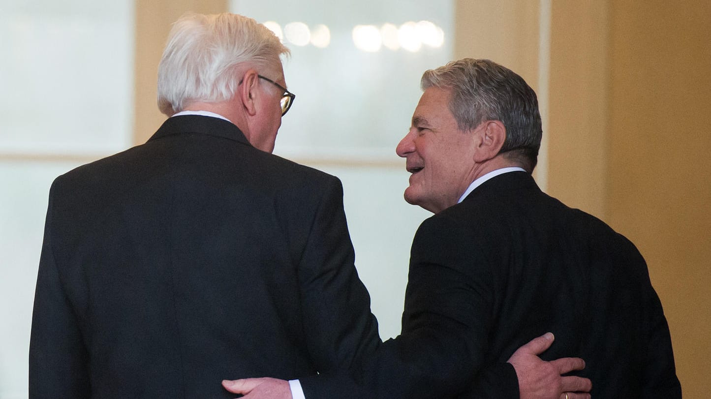 Der neue Bundespräsident Steinmeier mit seinem Vorgänger Gauck am Schloss Bellevue.